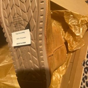 Brand New Koolaburra by UGG